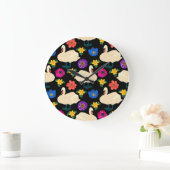Schwäne, Blume, handgezeichnet schwarzer Hintergru Große Wanduhr (Zuhause)
