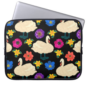 Schwäne, Blume, handgezeichnet schwarzer Hintergru Laptopschutzhülle