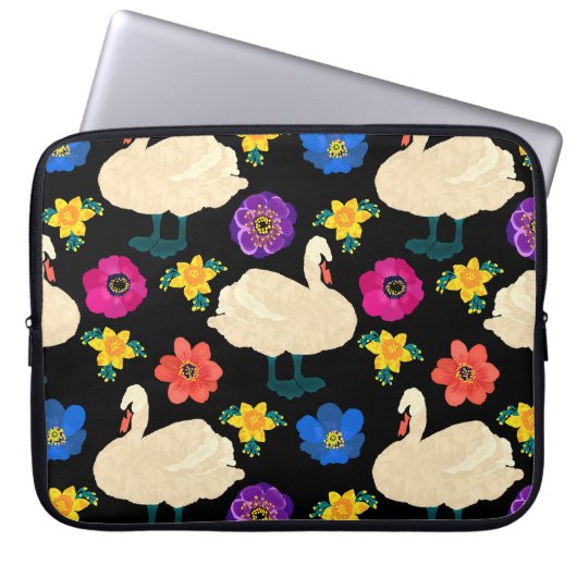 Schwäne, Blume, handgezeichnet schwarzer Hintergru Laptopschutzhülle (Vorderseite)