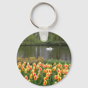 Schwäne durch einen See mit Tulpen, Keukenhof Schlüsselanhänger