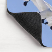 Schwäne fliegen am Himmel Mousepad (Ecke)