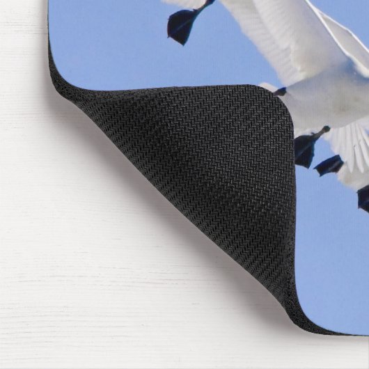 Schwäne fliegen am Himmel Mousepad (Ecke)