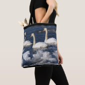 Schwäne im Icey-Fluss Tasche (Von Nahem)