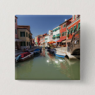 Schwäne im Kanal, Burano-Insel, Venedig, Italien Button