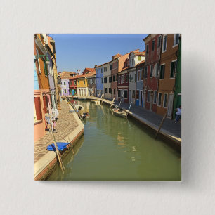 Schwäne im Kanal, Burano-Insel, Venedig, Italien Button