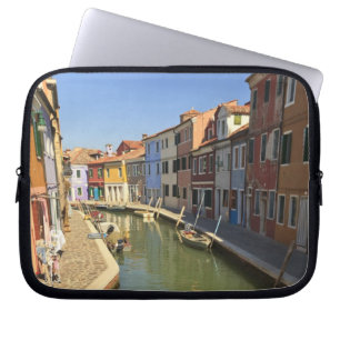 Schwäne im Kanal, Burano-Insel, Venedig, Italien Laptopschutzhülle