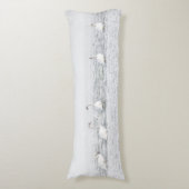 Schwäne im weißen Winterschnee Seitenschläferkissen (Vorderseite Vertikal)