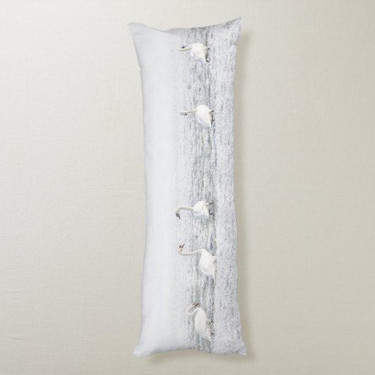 Schwäne im weißen Winterschnee Seitenschläferkissen (Rückseite (Vertikal))