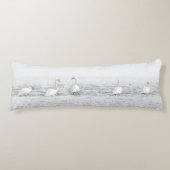 Schwäne im weißen Winterschnee Seitenschläferkissen (Vorderseite)