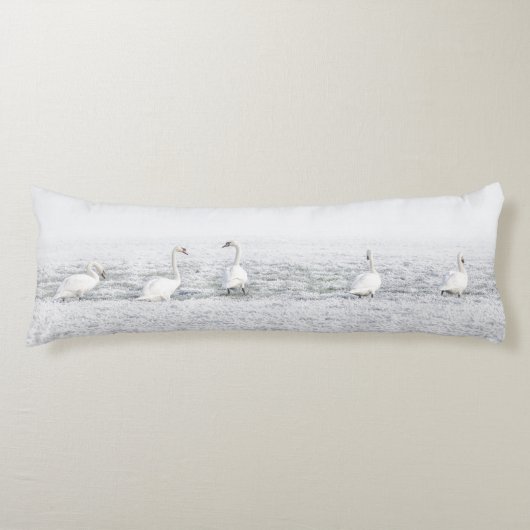 Schwäne im weißen Winterschnee Seitenschläferkissen (Vorderseite)