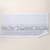 Schwäne im Winter schneeelegant weiß grau Strandtuch (Vorderseite)