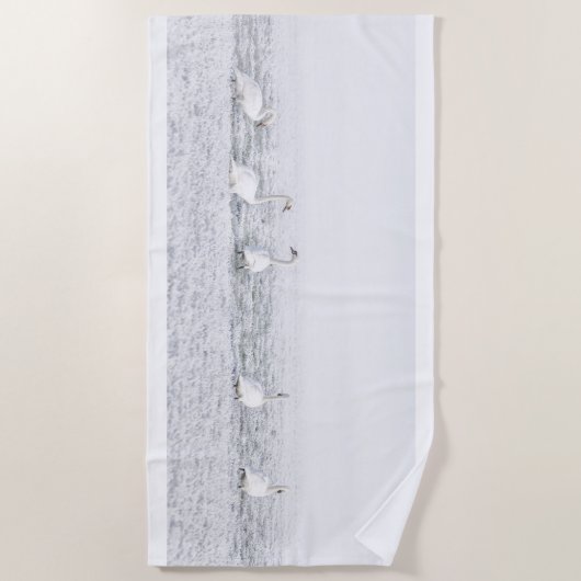 Schwäne im Winter schneeelegant weiß grau Strandtuch (Vorderseite)