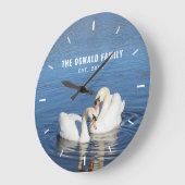 Schwäne in Blue Water Fotografie Personalisiert Große Wanduhr (Winkel)