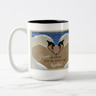 Schwäne Küssen Zweifarbige Tasse