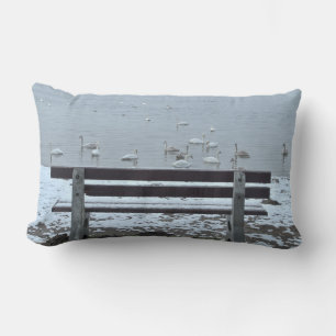 Schwäne, See und eine Bank - Kissen