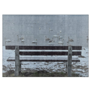 Schwäne, See und eine Bank - Schneidebrett