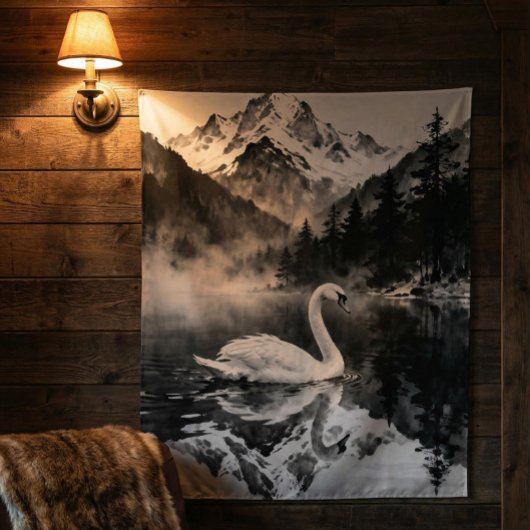 Schwanensee-Berg | Schwarz-Weiß-Tuschekunst Wandteppich