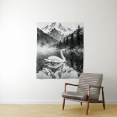 Schwanensee-Berg | Schwarz-Weiß-Tuschekunst Wandteppich (Beispiel)