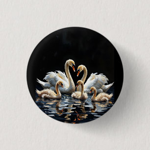 Schwanfamilie auf schwarzem See Kunstwerk Button
