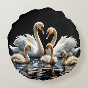 Schwanfamilie auf schwarzem See Kunstwerk Rundes Kissen