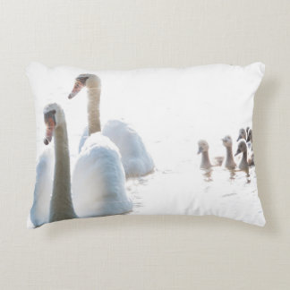 Schwanfamilie Naturfotografie Dekokissen