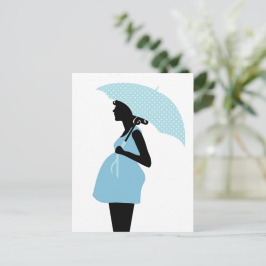 Schwangere Frau mit Polka Dot Umbrella Baby Blue Ankündigungspostkarte (Stehend Vorderseite)