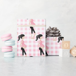Schwangere Mama auf rosa Gingham Geschenkpapier