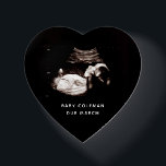 Schwangerschaft Ankündigung Baby Sonogram Foto Briefbeschwerer<br><div class="desc">Kann vollständig auf Ihre Anzüge angepasst werden. © Gorjo Designs. Made für Sie über die Zazzle Plattform. // Hinweis: Foto wird nur als Platzhalter verwendet. Sie müssen vor der Bestellung/dem Druck Ihr eigenes Foto ersetzen. Wenn Sie Hilfe benötigen, kontaktieren Sie mich bitte. // Benötigen Sie Hilfe bei der Anpassung Ihres...</div>