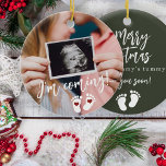 Schwangerschaft Frohe Weihnachtsgeburt Ultraschall Keramik Ornament<br><div class="desc">Modern lustig,  ich komme sehen Sie Ihre bald Drehbuch,  Fußabdrücke und rote Herzen neue Babys erwarten Sake Frohe Weihnachten aus Mama's Bauch dunkelgrünen Baum-Ornament mit Ihrem individuellen Ultraschall Foto.</div>