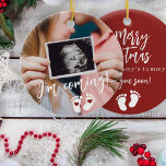 Schwangerschaft Frohe Weihnachtsgeburt Ultraschall Keramik Ornament<br><div class="desc">Modern lustig,  ich komme sehen,  Ihr bald Drehbuch,  Fußabdrücke und Herzen neues Baby erwarten Sake Frohe Weihnachten aus dem Bauch roten Baum-Ornament der Mama mit Ihrem individuellen Ultraschall Foto.</div>
