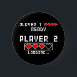 Schwangerschaftsankündigung Baby Player 2 Ladung Button<br><div class="desc">Funny Gamer "Player 1 Ready Player 2 Loading" Mama 2. Babyschwangerschaftsankündigung anwesend. Muttertagsgeschenke für Frauen,  die während der Babydusche gut zu tragen sind,  Geschlecht offenbaren Party oder Schwangerschaftsankündigung</div>