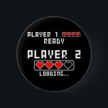 Schwangerschaftsankündigung Baby Player 2 Ladung Button<br><div class="desc">Funny Gamer "Player 1 Ready Player 2 Loading" Mama 2. Babyschwangerschaftsankündigung anwesend. Muttertagsgeschenke für Frauen, die während der Babydusche gut zu tragen sind, Geschlecht offenbaren Party oder Schwangerschaftsankündigung</div>