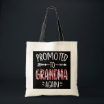 Schwangerschaftsankündigung bald wieder Oma werden Tragetasche<br><div class="desc">Schwangerschaftsankündigung bald werden Oma wieder floral Graph Geschenk. Perfektes Geschenk für Ihren Vater,  Mama,  Papa,  Männer,  Frauen,  Freunde und Familienmitglieder am Erntedank Tag,  Weihnachten,  Muttertag,  Vatertag,  4. Juli,  1776 Unabhängiger Tag,  Veteranen Tag,  Halloween,  Patrick's Day</div>