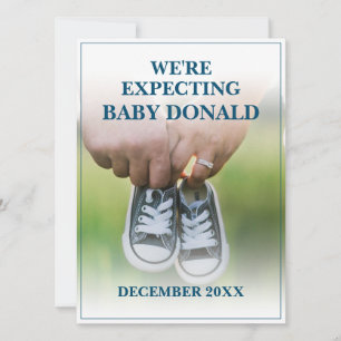 Schwangerschaftsankündigung mit Kinderschuhen