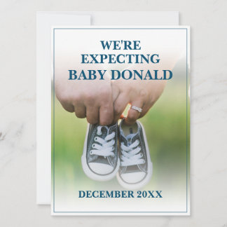 Schwangerschaftsankündigung mit Kinderschuhen