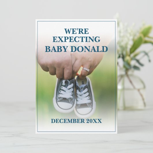 Schwangerschaftsankündigung mit Kinderschuhen (Stehend Vorderseite)