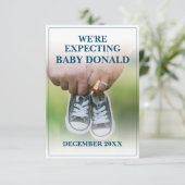 Schwangerschaftsankündigung mit Kinderschuhen (Stehend Vorderseite)