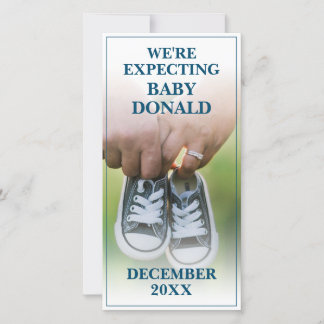 Schwangerschaftsankündigung mit Kinderschuhen