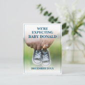 Schwangerschaftsankündigung mit Kinderschuhen Feiertagspostkarte (Stehend Vorderseite)