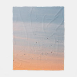SCHWARM VÖGEL UNTER DEM BLAUEN UND ORANGEN HIMMEL FLEECEDECKE