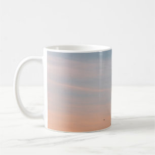 SCHWARM VÖGEL UNTER DEM BLAUEN UND ORANGEN HIMMEL KAFFEETASSE