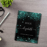 Schwarz-aquamarin-grün-Monogramm-Initialen 2025 Planer<br><div class="desc">Schwarzer Hintergrund, weißer Text. Dekoriert mit aquamarinen, meergrünen Imitaten Glitzern. und fügen Sie ein Jahr, Ihren Namen und einen Titel. Der Name ist mit einem modernen handgeschriebenen Skript im Stil von Schriftzeichen mit Swashes geschrieben. Um die Swashes behalten, löschen Sie nur den Beispielnamen, verlass die Leerzeichen oder Emoji's vor und...</div>