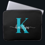 Schwarz-Aquamarin-Monogramm Laptopschutzhülle<br><div class="desc">Diese schlichte,  elegante 15" schwarze Notebook-Hülle mit Ihrem Vornamen in einem trendigen Script-Schriftart in Weiß und Ihre erste Erstaufnahme in einem modernen aquamarinen Cap-Schriftart ist perfekt für Sie. Es ist stilvoll und trendig und dennoch sehr klassisch. Es ist einzigartig - wie du!</div>