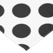 Schwarz auf weiße große Polka-Punkte Tischdecke (Schrägansicht)