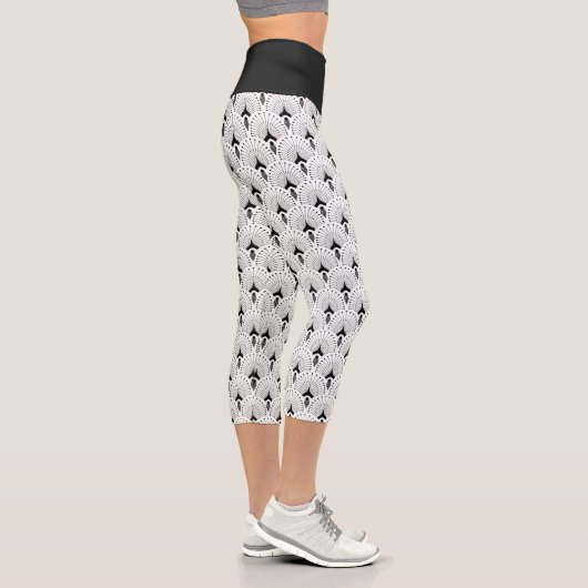Schwarz auf weißem Art-Deko-Muster Capri Leggings (Rechts)