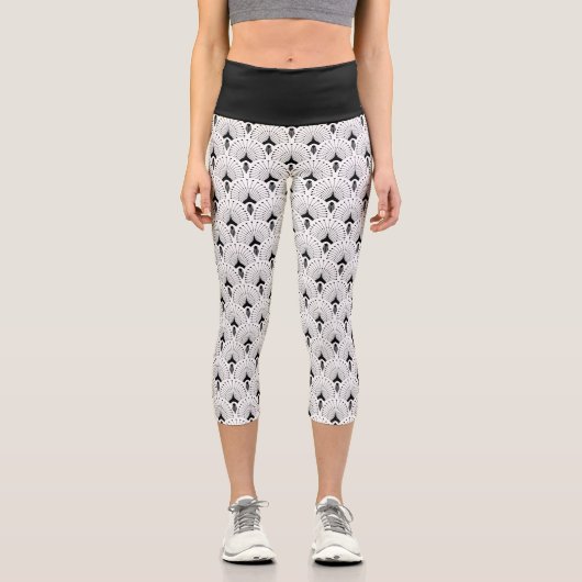 Schwarz auf weißem Art-Deko-Muster Capri Leggings (Vorderseite)