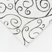 Schwarz auf weißem, handgemalten, kurvigem Muster Fleecedecke (Ecke)