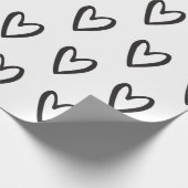 Schwarz auf weißem, handgezeichnetem Herzen Geschenkpapier (Ecke)
