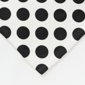 Schwarz auf weißem Medium Polka Dots Fleecedecke (Ecke)