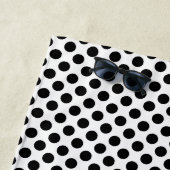 Schwarz auf weißem Medium Polka Dots Strandtuch (Beispiel)